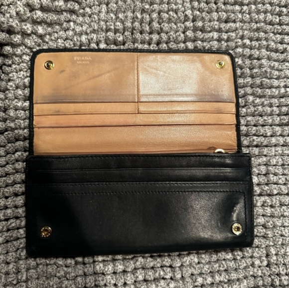 EUC! Gorgeous Prada Leather Wallet - Picture 9 of 15